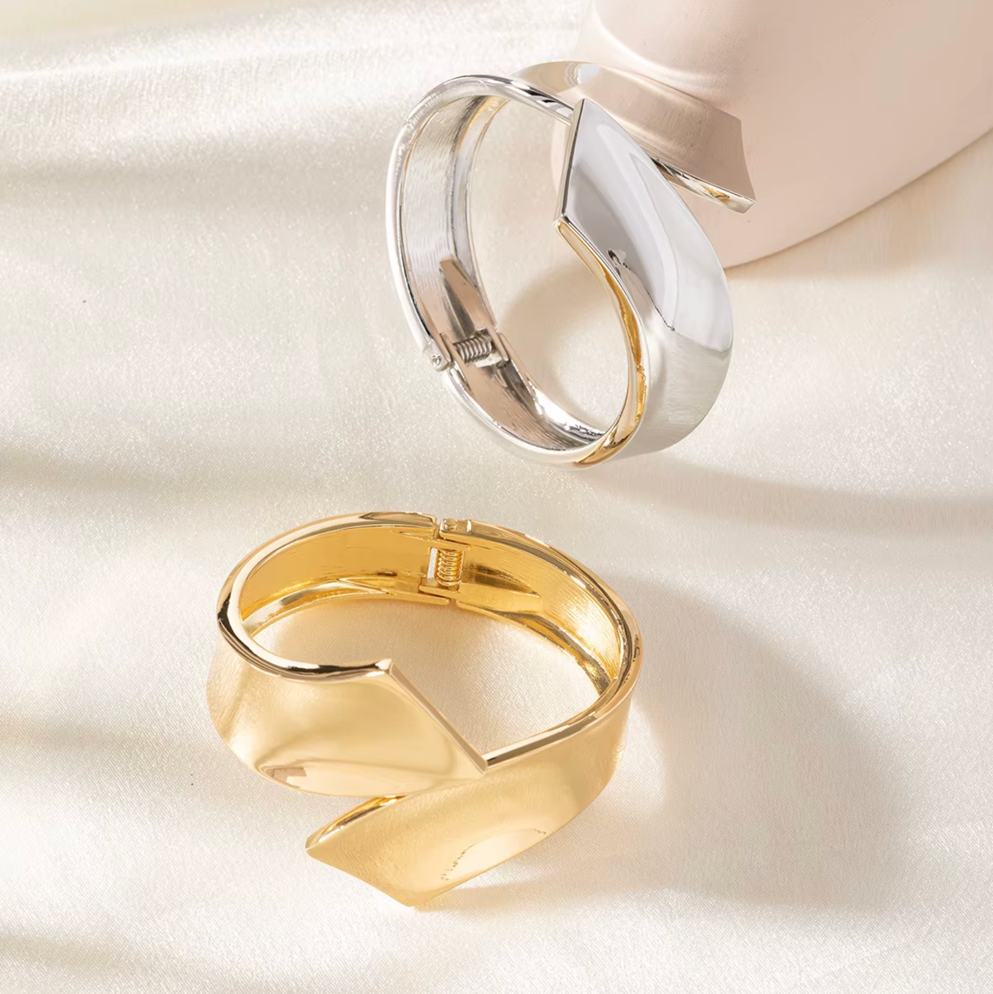 SCULPTURAL WAVE CUFF BRACELET