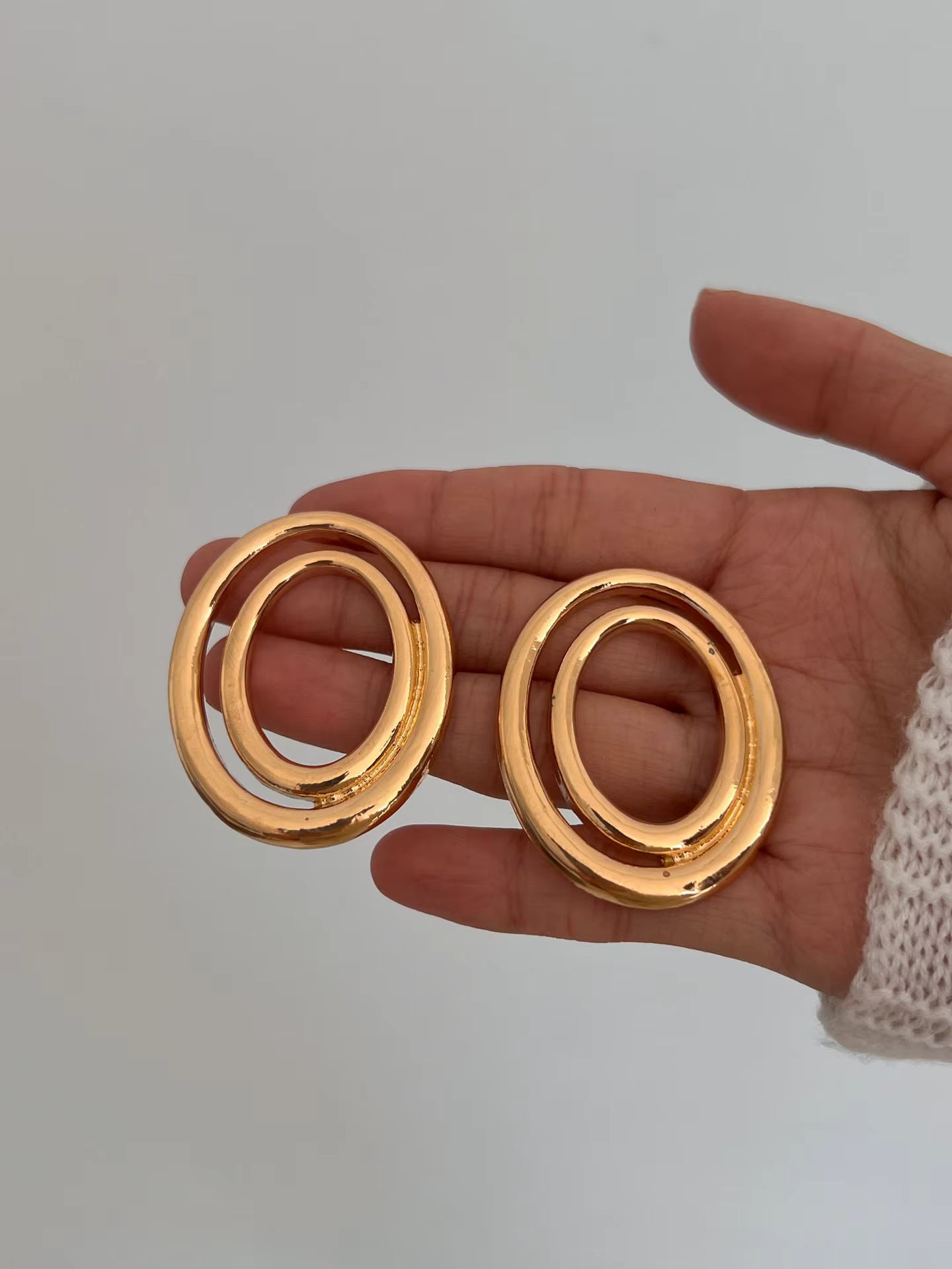 VINTAGE HOLLOW ROUND EARRINGS