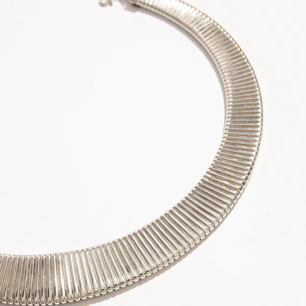 VINTAGE SCULPTED TORQUE CHOKER NECKLACE