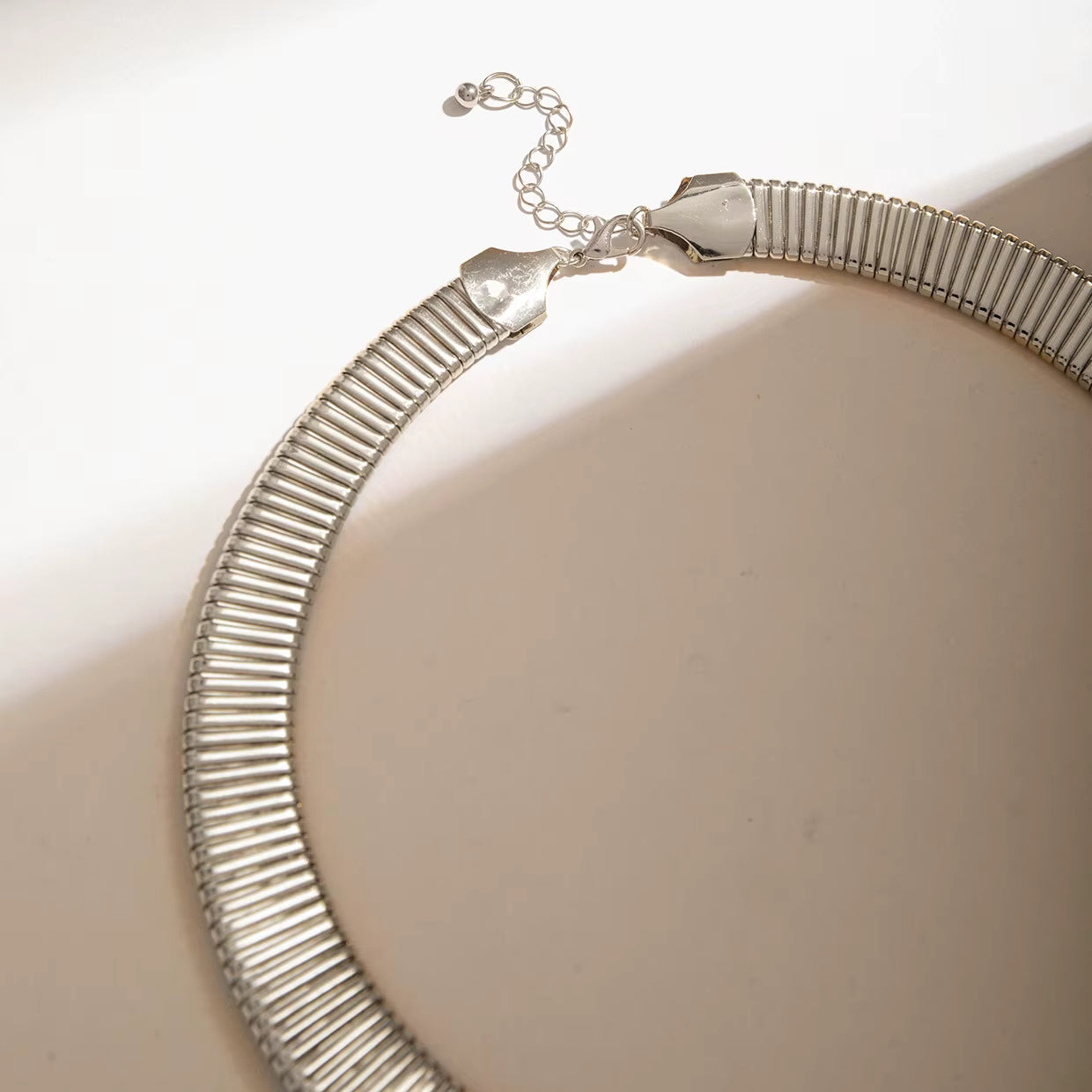 VINTAGE SCULPTED TORQUE CHOKER NECKLACE