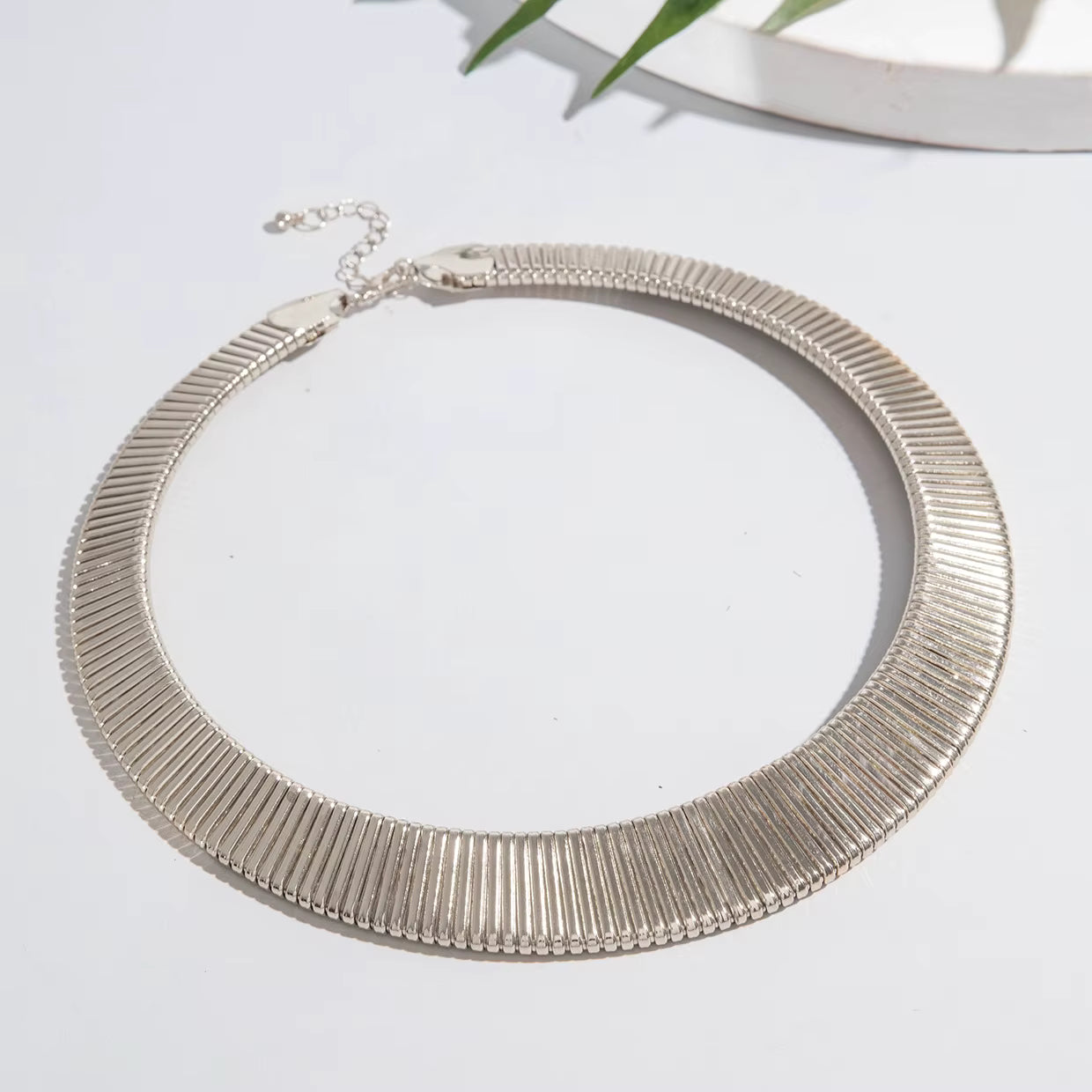 VINTAGE SCULPTED TORQUE CHOKER NECKLACE