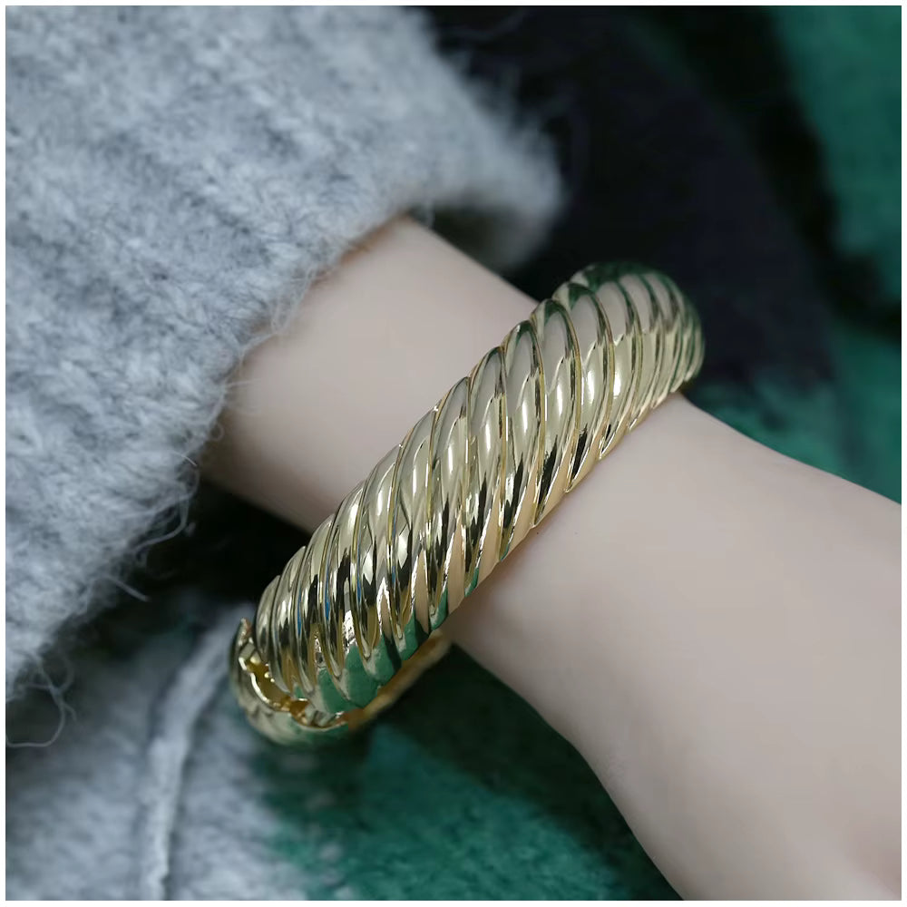 VINTAGE AURELIA BOLD TWISTED CUFF BRACELET