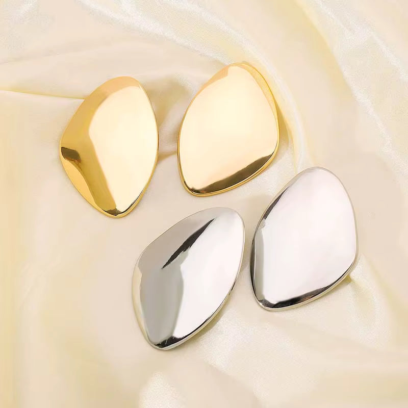 OVAL SCULPT STATEMENT EARRINGS
