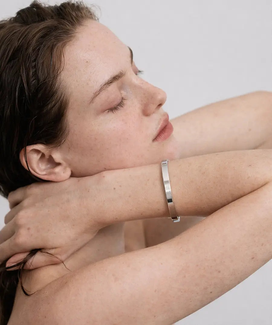 LINE MINIMAL BANGLE BRACELET