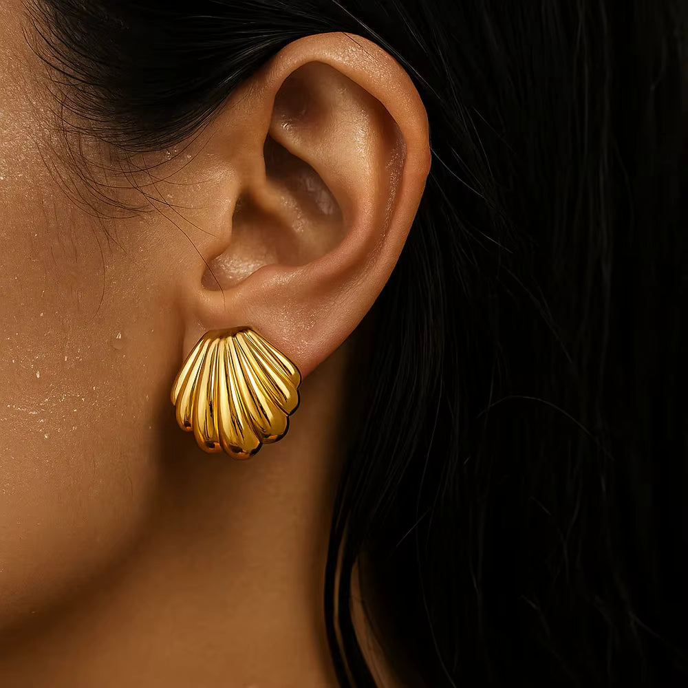 SEA GOLDEN SHELL STUD EARRINGS