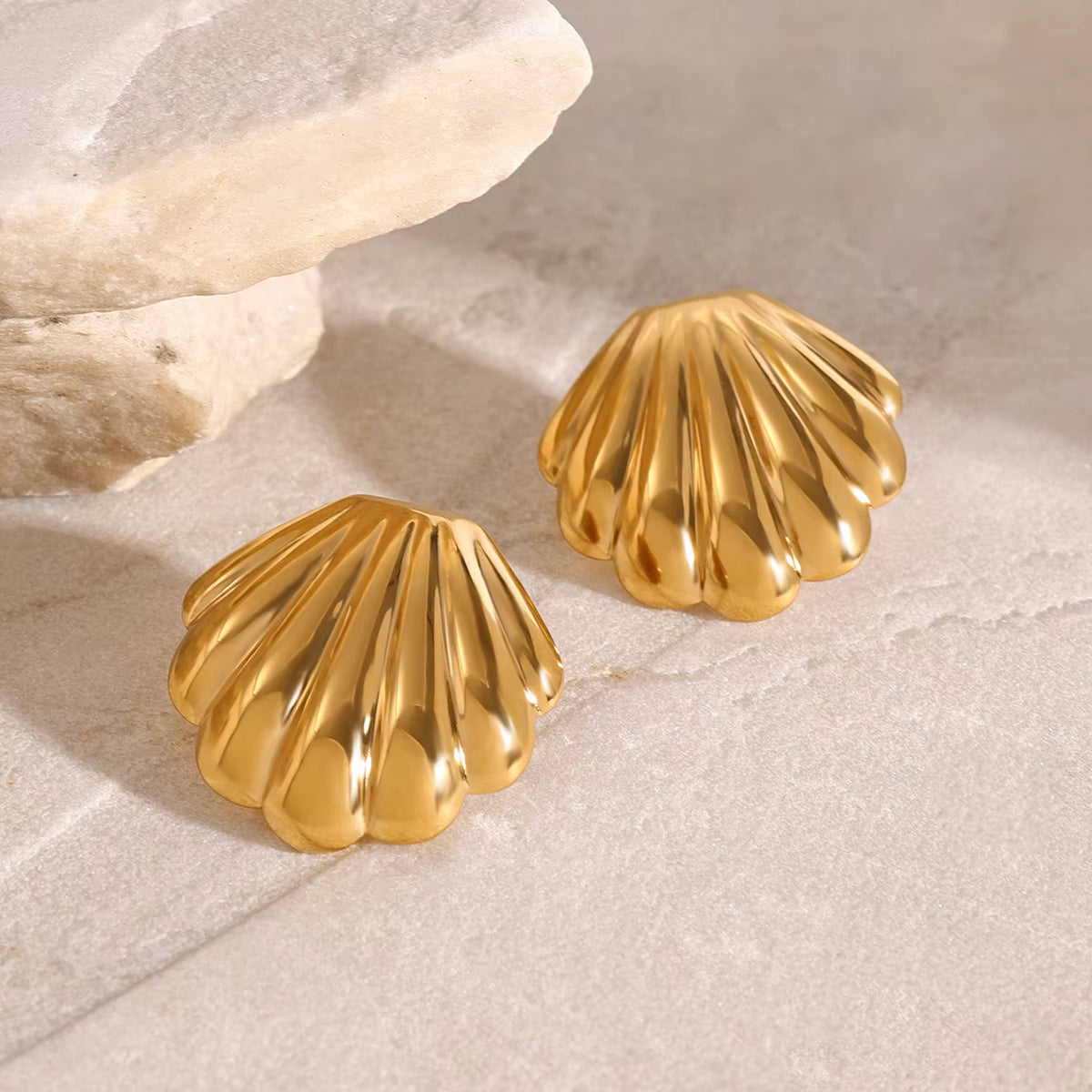 SEA GOLDEN SHELL STUD EARRINGS