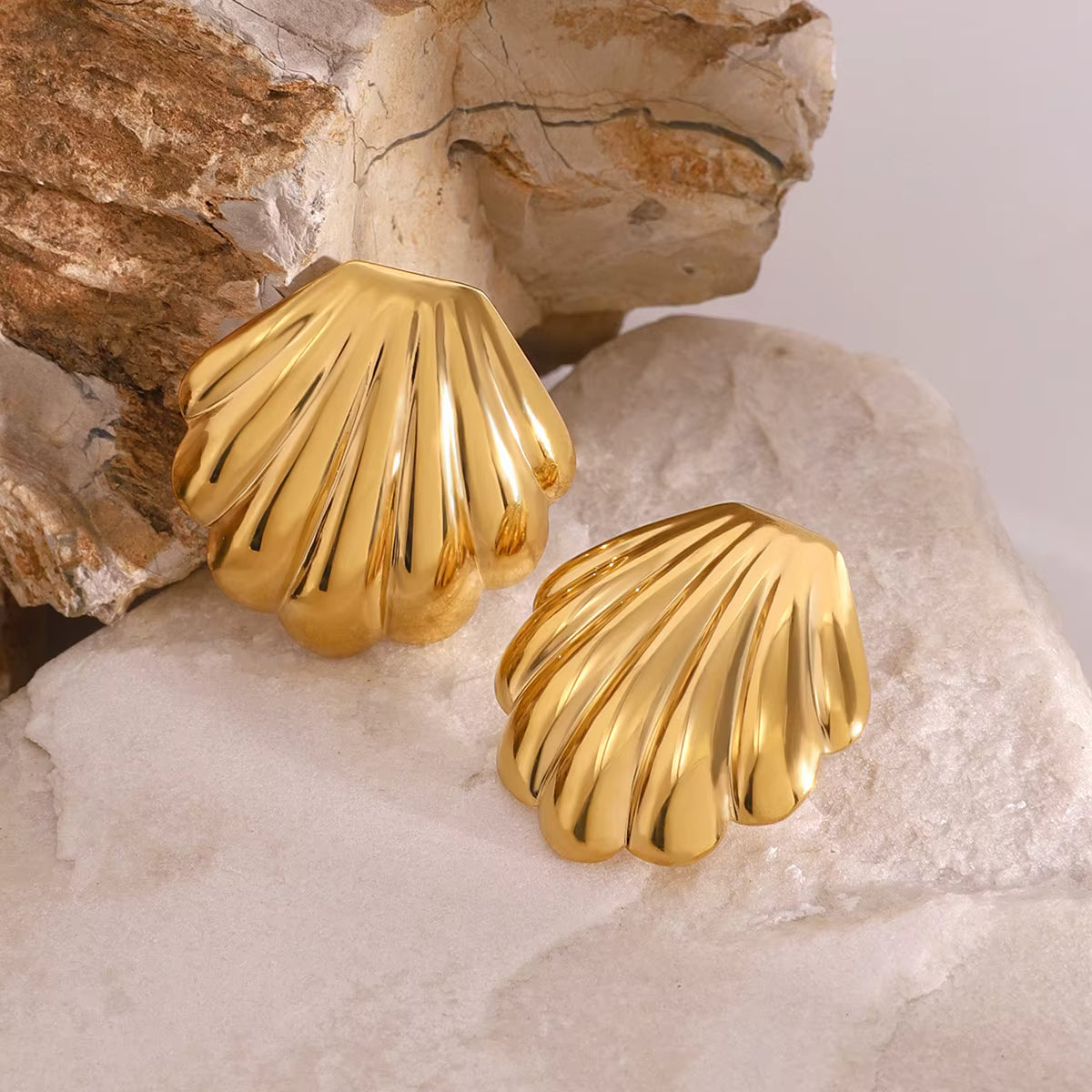SEA GOLDEN SHELL STUD EARRINGS