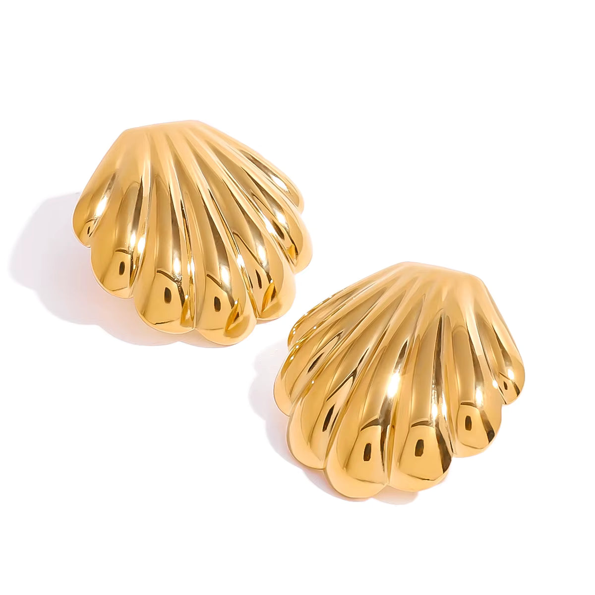 SEA GOLDEN SHELL STUD EARRINGS