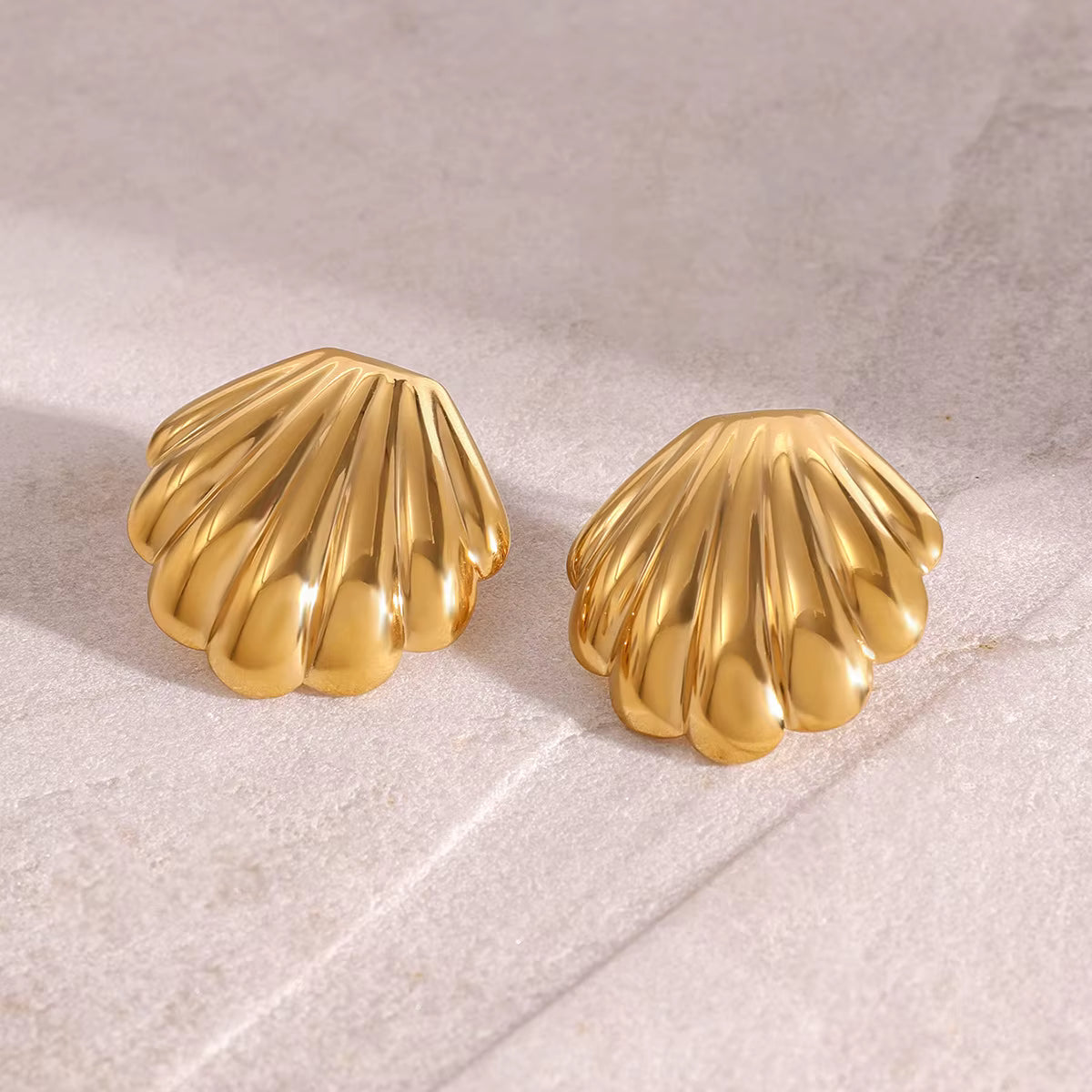 SEA GOLDEN SHELL STUD EARRINGS