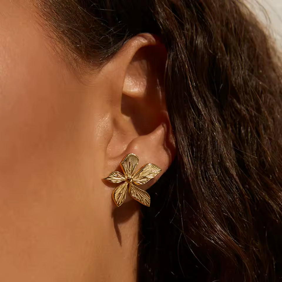 SEA GOLD LILY STUD EARRINGS