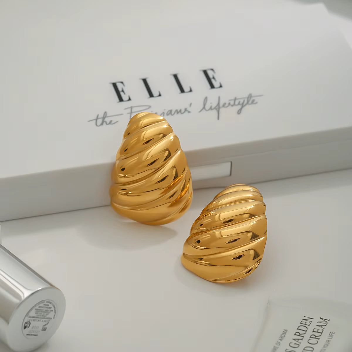 SEA GOLD SHELL SCULPTURAL STUD EARRINGS