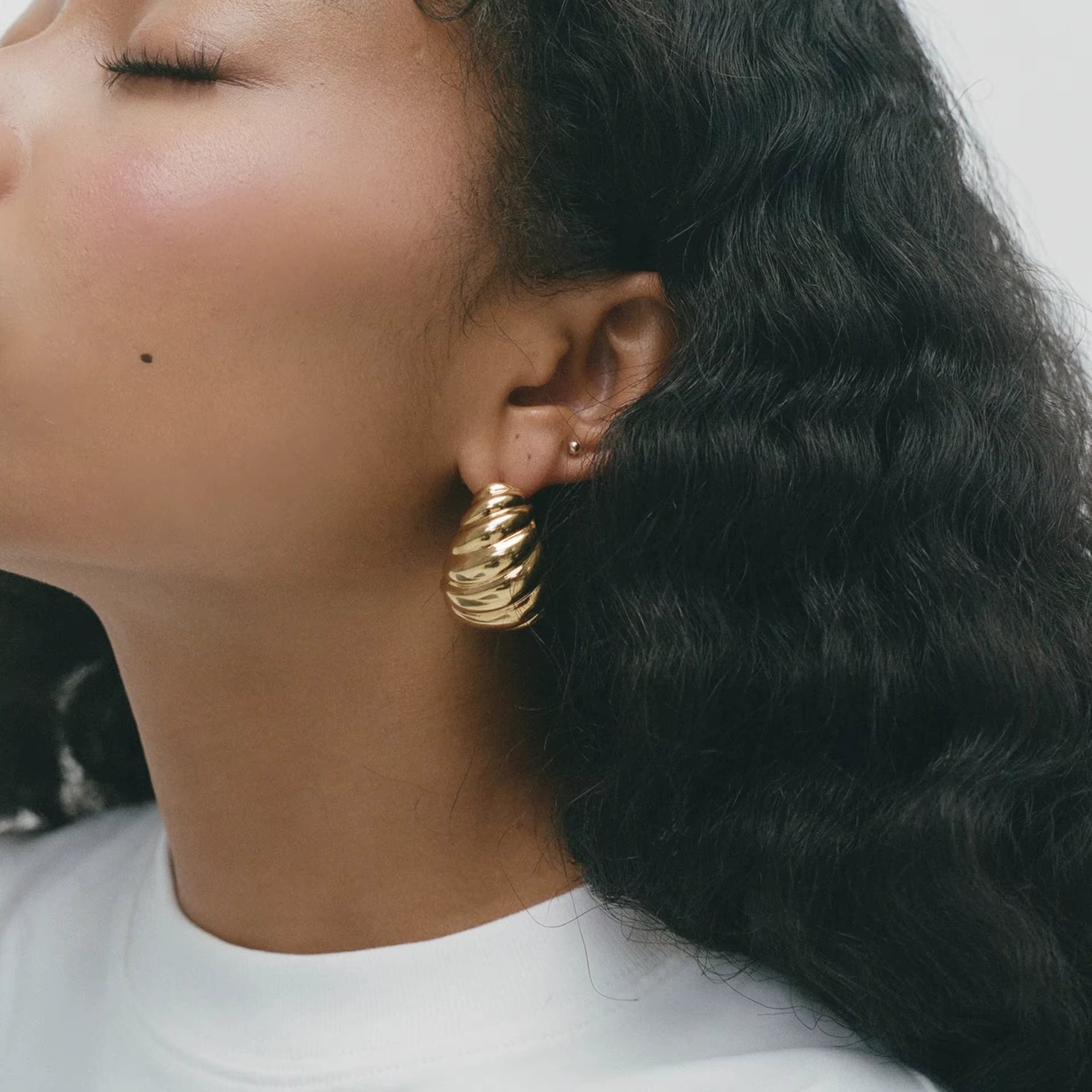 SEA GOLD SHELL SCULPTURAL STUD EARRINGS