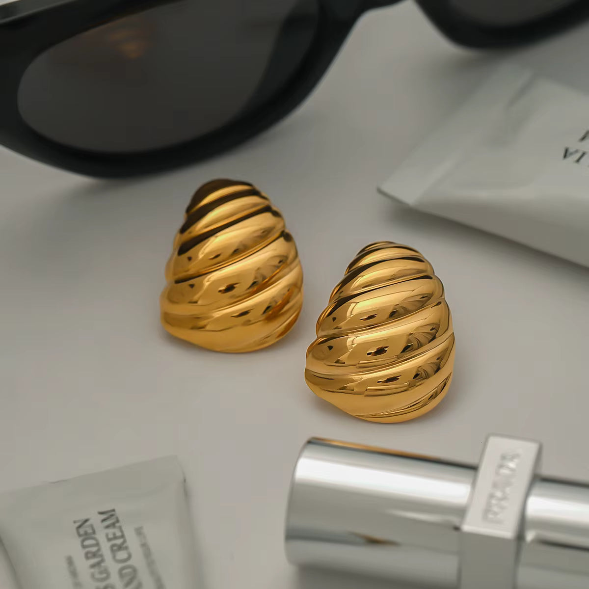 SEA GOLD SHELL SCULPTURAL STUD EARRINGS