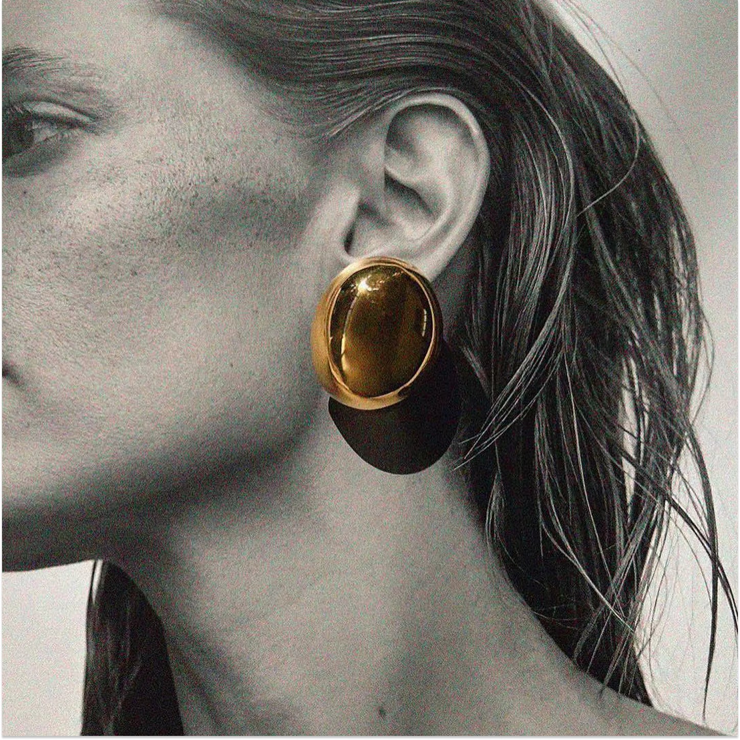VINTAGE OVAL SCULPTURE STUD EARRINGS