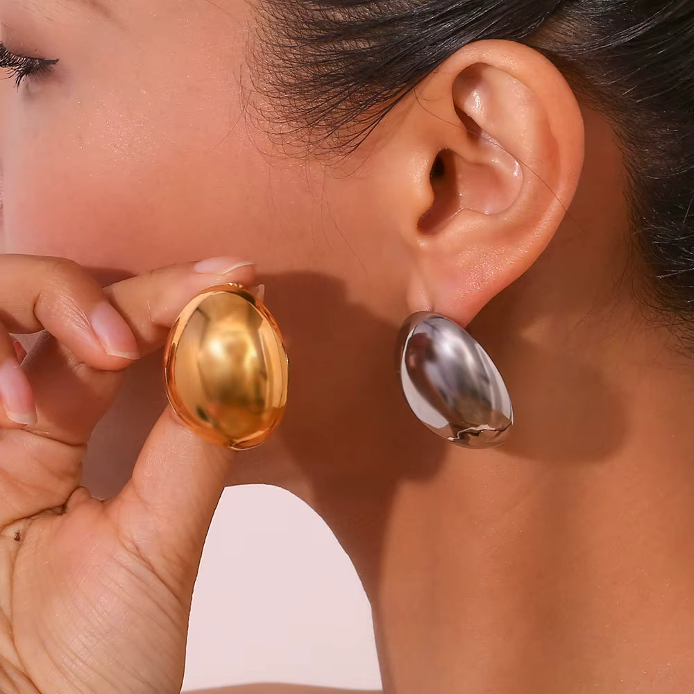 VINTAGE OVAL SCULPTURE STUD EARRINGS