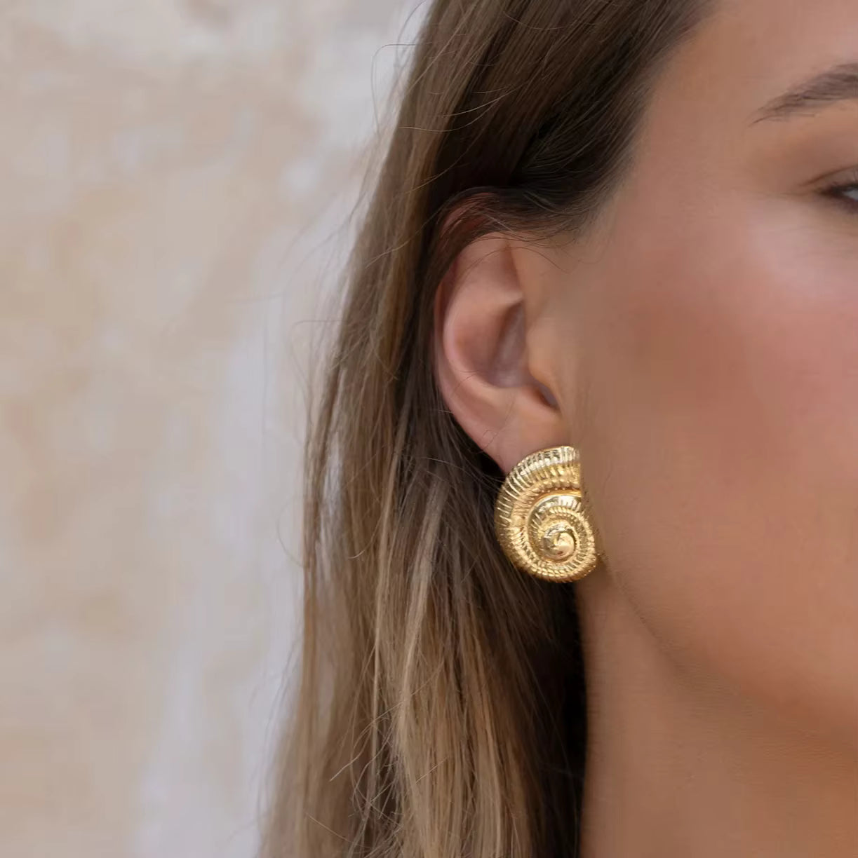 SEA GOLDEN SHELL STATEMENT EARRINGS