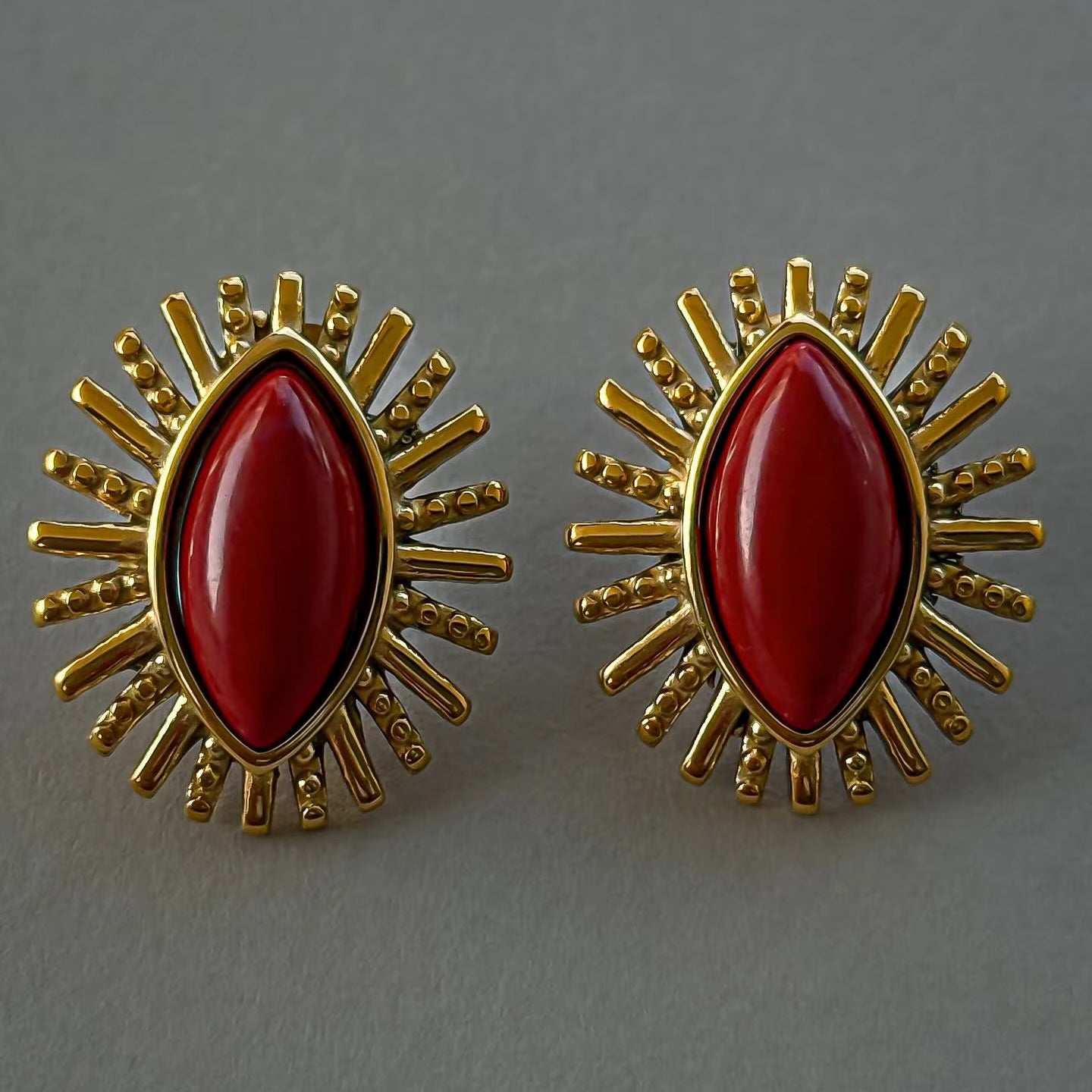 VINTAGE NOIR SUNBURST STUD EARRINGS