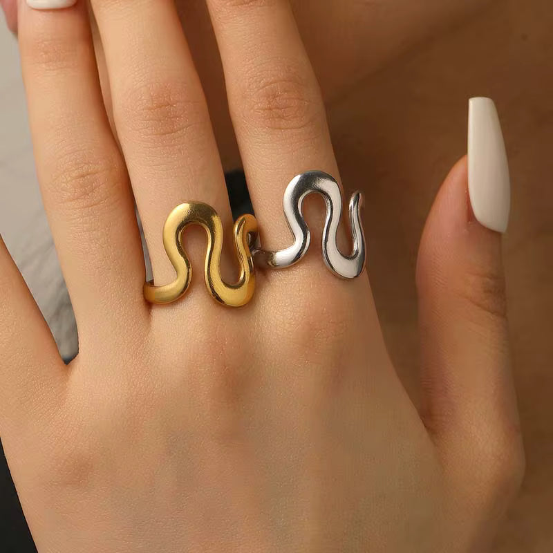 GOLD FLUID LINE ADJUSTABLE RING