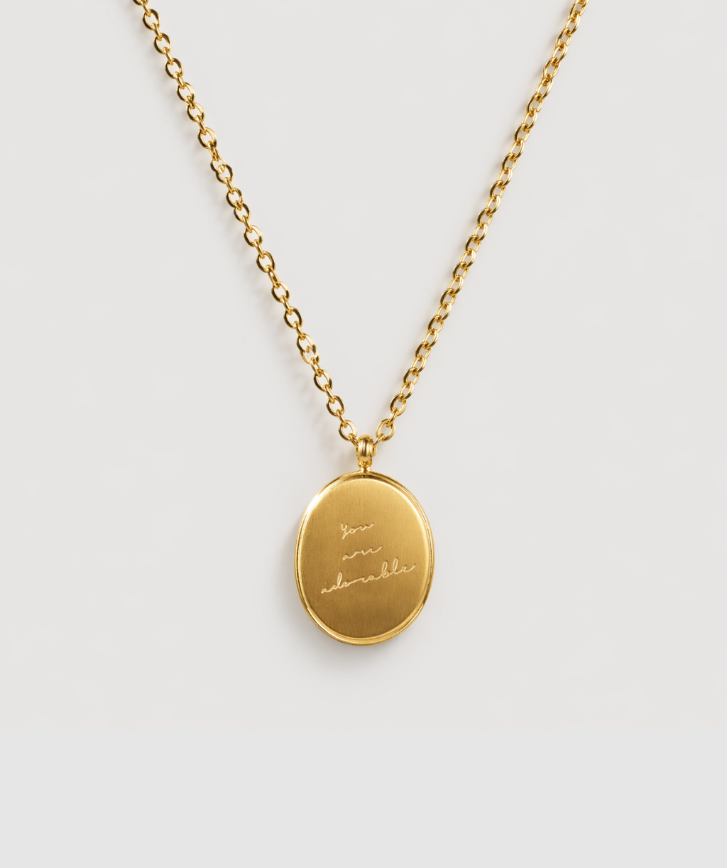 Minimal medallion pendant necklace gold-plated stainless steel by Theviloa