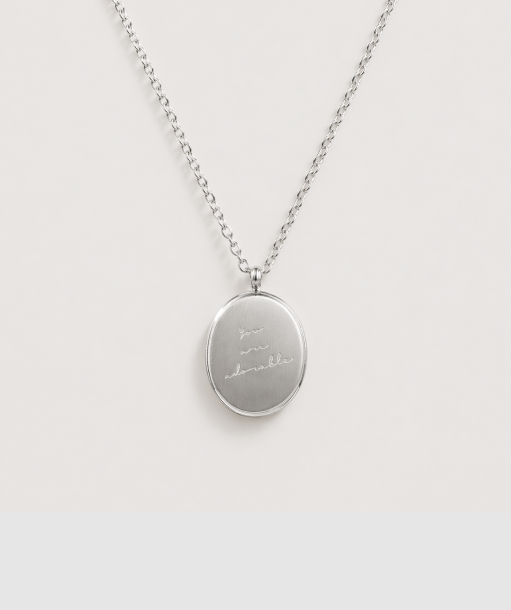 Minimal medallion pendant necklace gold-plated stainless steel by Theviloa