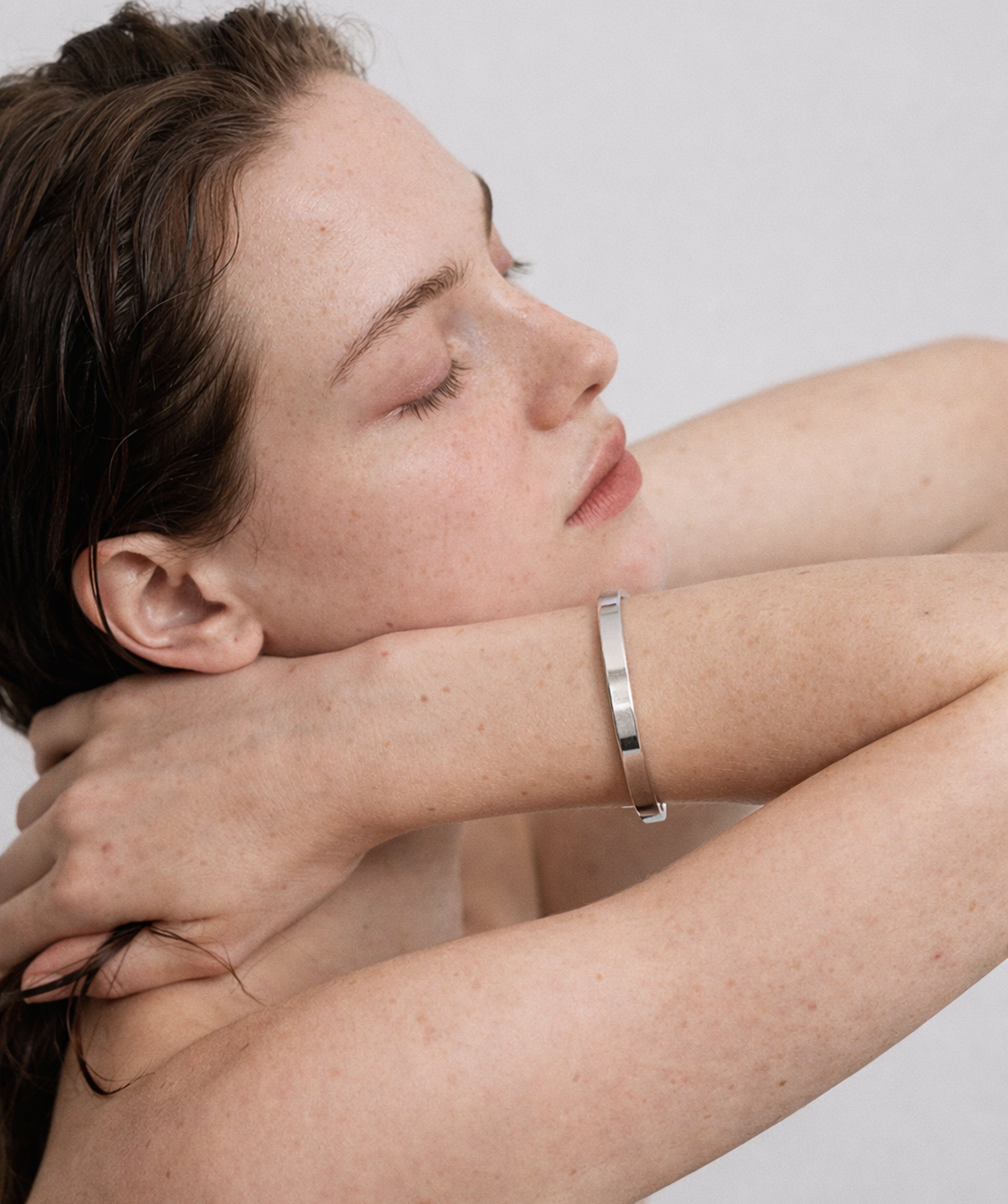 Minimal line bangle bracelet gold-plated stainless steel by Theviloa